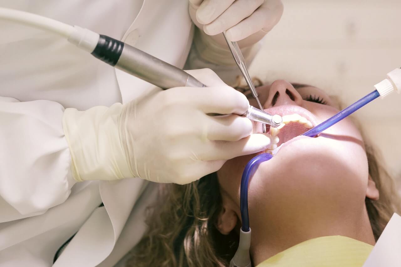 Brak zęba – jak wypełnić?